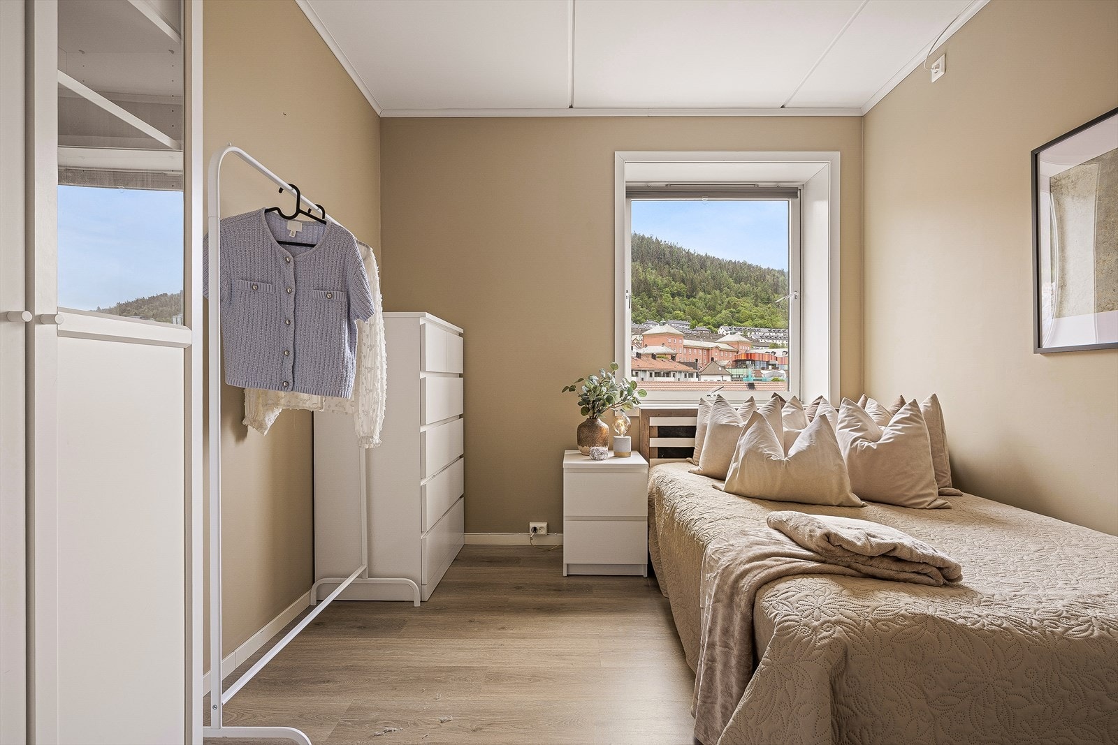 Et lunt og behagelig soverom på nær 8 m², med god plass til seng, nattbord og smart oppbevaring. Galleribilde