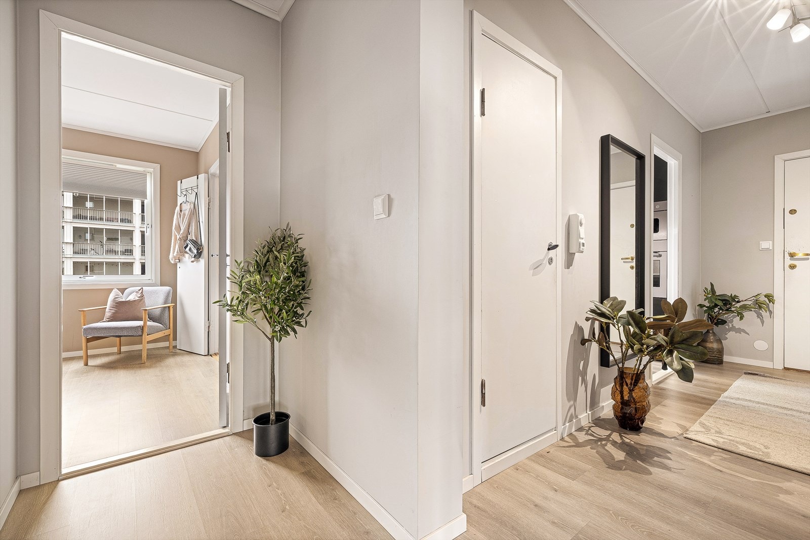 I motsatt retning ligger leilighetens to soverom, begge med gode størrelser og praktiske løsninger for hverdagen. Galleribilde