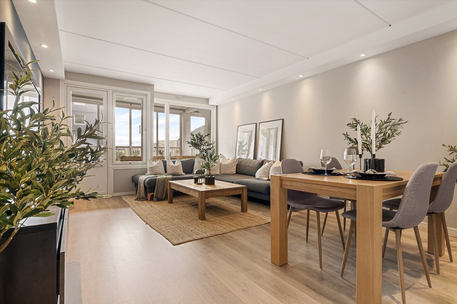 Lys og romslig stue på ca. 22,4 m², med godt naturlig lysinnslipp og påkostede downlights i himling for de mørkeste kveldene. Galleribilde