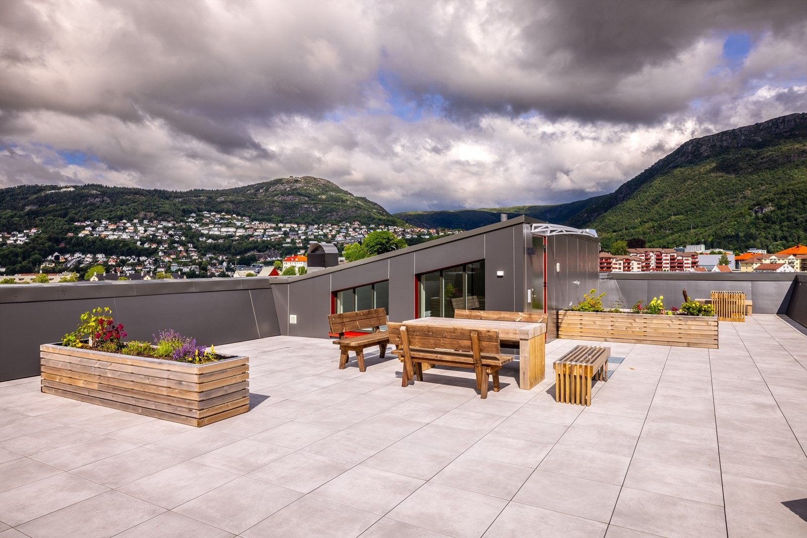 Du får også tilgang til en solfylt takterrasse, nylig oppgradert av borettslaget, med nydelig utsikt over byen og god plass til å nyte fine dager med venner og familie. Galleribilde