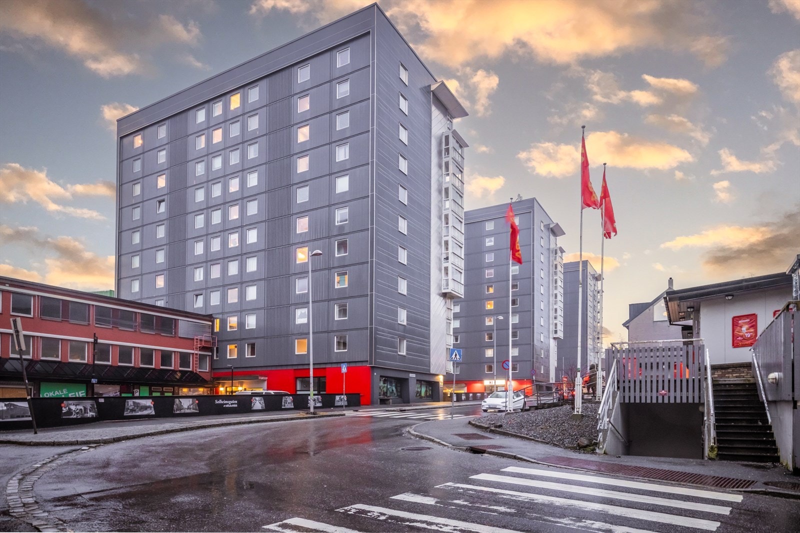 Garasjeplass kan leies hos A/S Krohnsminde Garasje, som disponerer 57 innvendige parkeringsplasser og 36 utvendige parkeringsplasser. Galleribilde