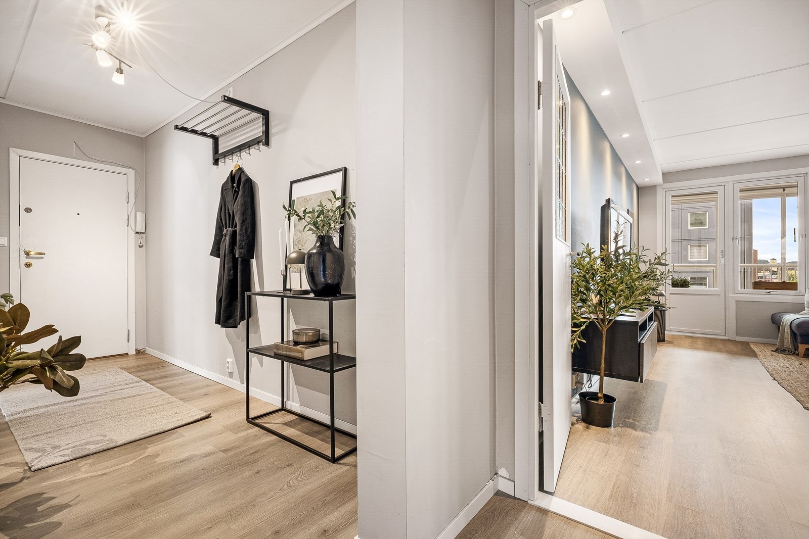 Videre inn mot leilighetens stue og balkong åpner boligen for god møbleringsfrihet og flere naturlige soner. Galleribilde