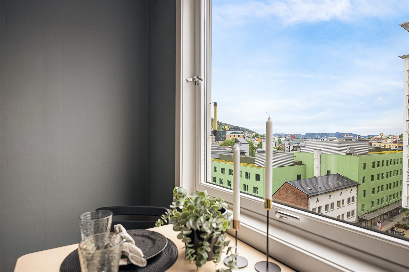 Usikker på hva du skal lage til middag? Ingen problem. Her blir du nabo med anerkjente Solheim Kjøtt og flere dagligvarebutikker like i nærheten. Nyt middagen med solnedgangen i horisonten! Galleribilde