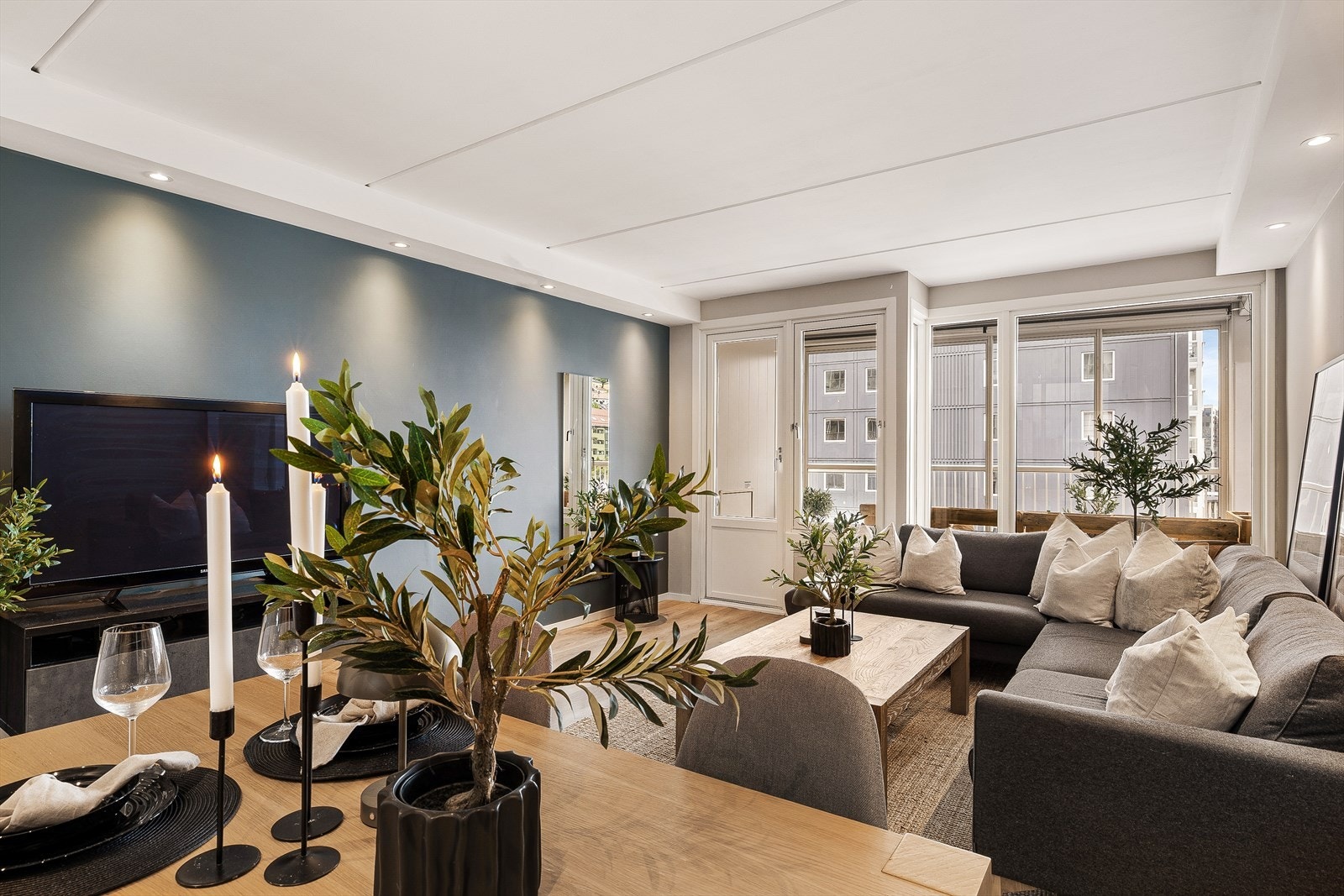 NY Gjennomgående slitesterk enstavs laminat gir boligen et moderne preg og inntrykk av høy standard. Boligen varmes opp med fjernvarme via radiator. Galleribilde