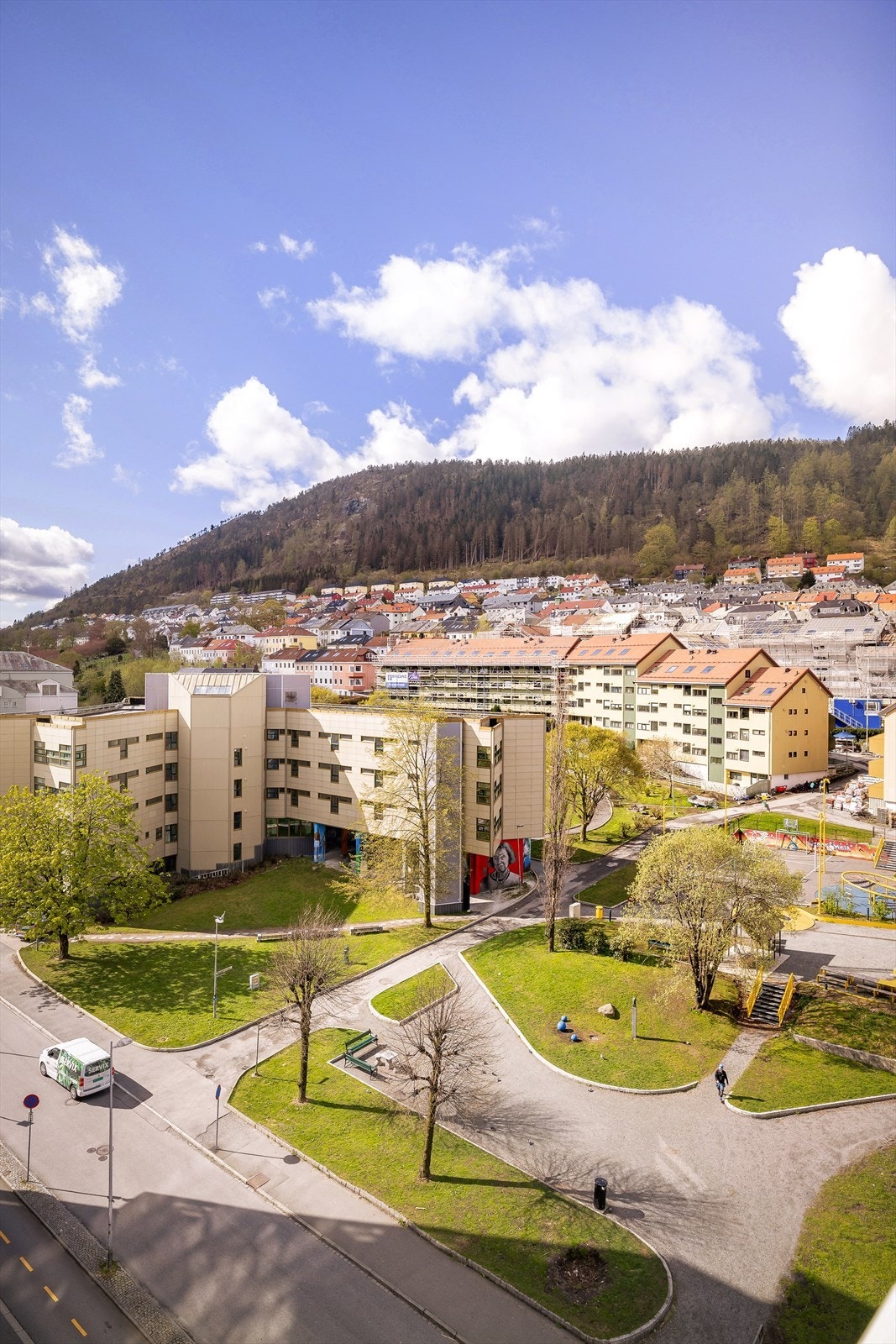 Fra leiligheten har du kort gange til Løvstakken gode turstier og flere utsiktspunkter over byen. Den populære Løvstien strekker seg langs østsiden. Galleribilde