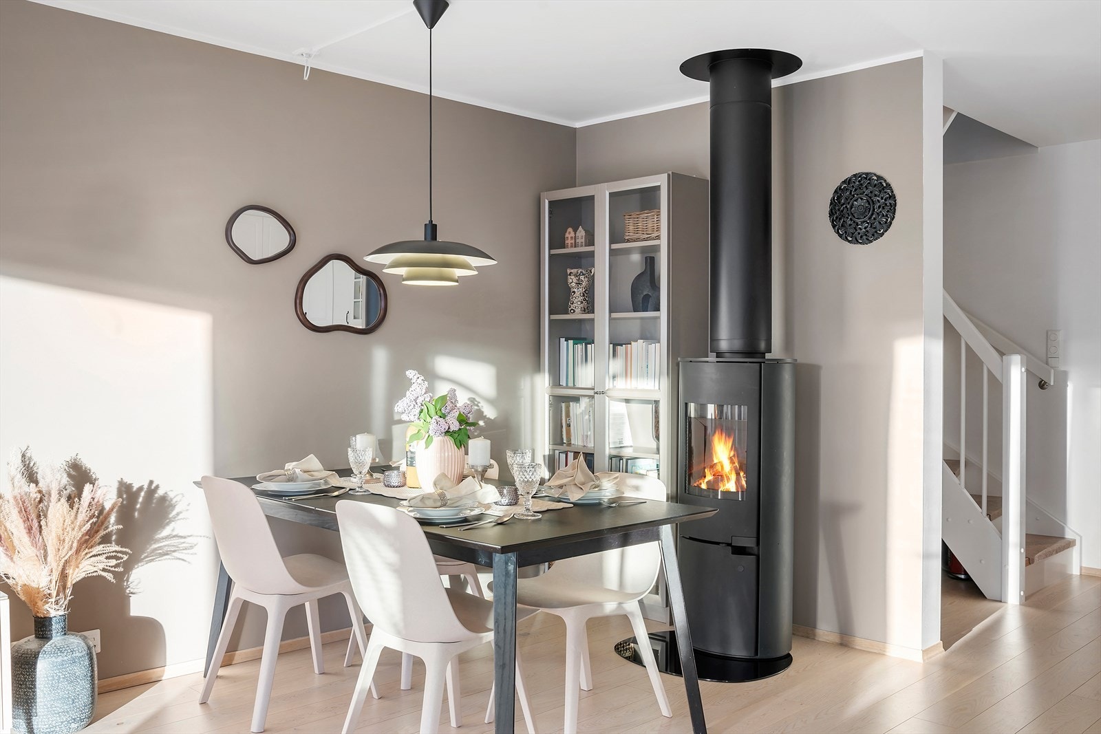 Stuen har god plass til både spisegruppe og sofagruppe, og store vindusflater sørger for rikelig med naturlig lys. Galleribilde