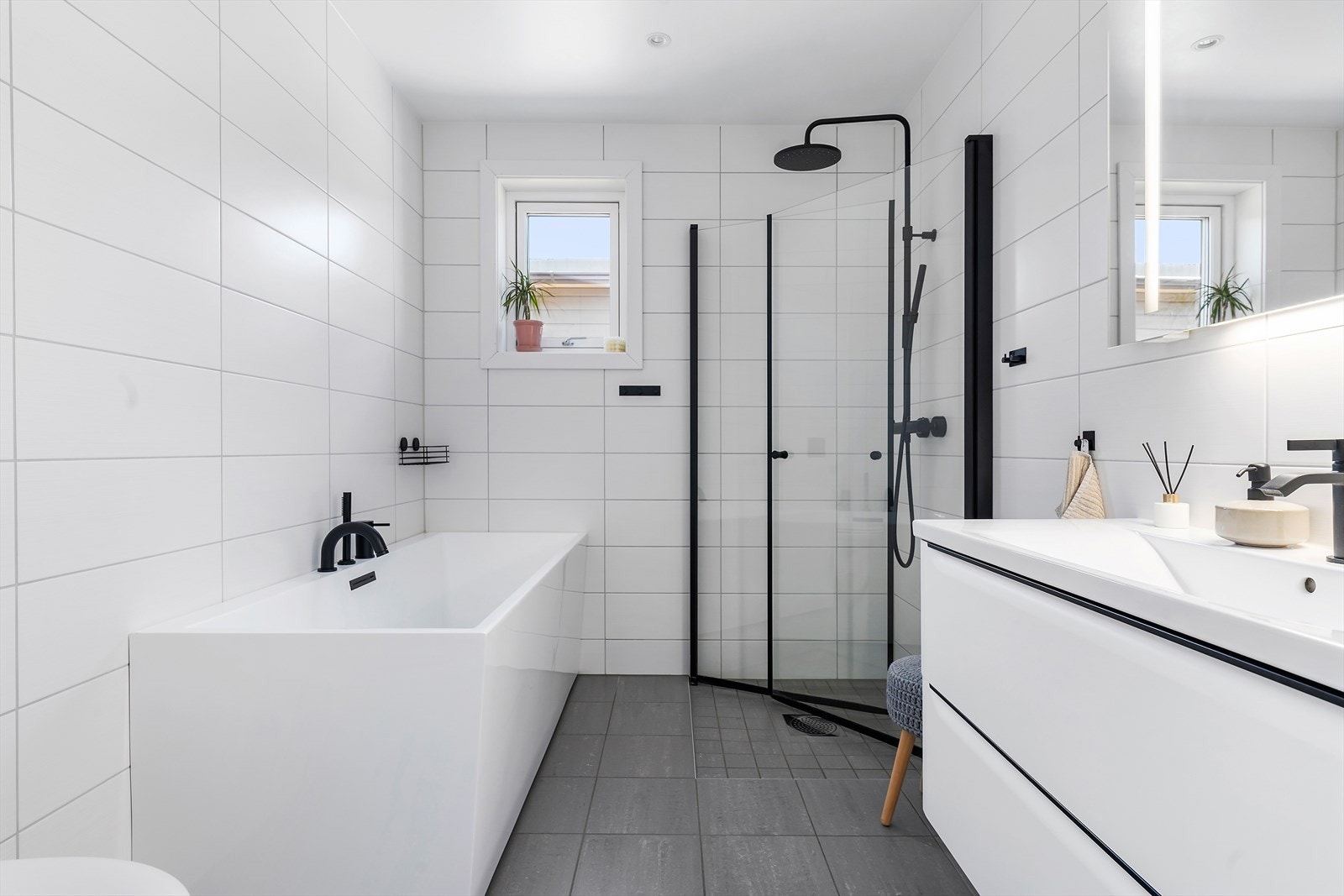 Baderommet i 2. etasje med både dusjnisje og badekar. Galleribilde