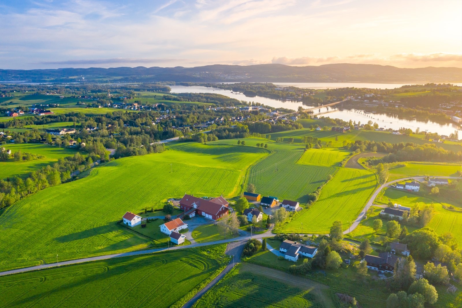 I nærheten ligger flotte tur- og friluftsområder med utallige skiløyper samt bademuligheter ved Hvaltjern, Heiavann og Gansvika. Galleribilde