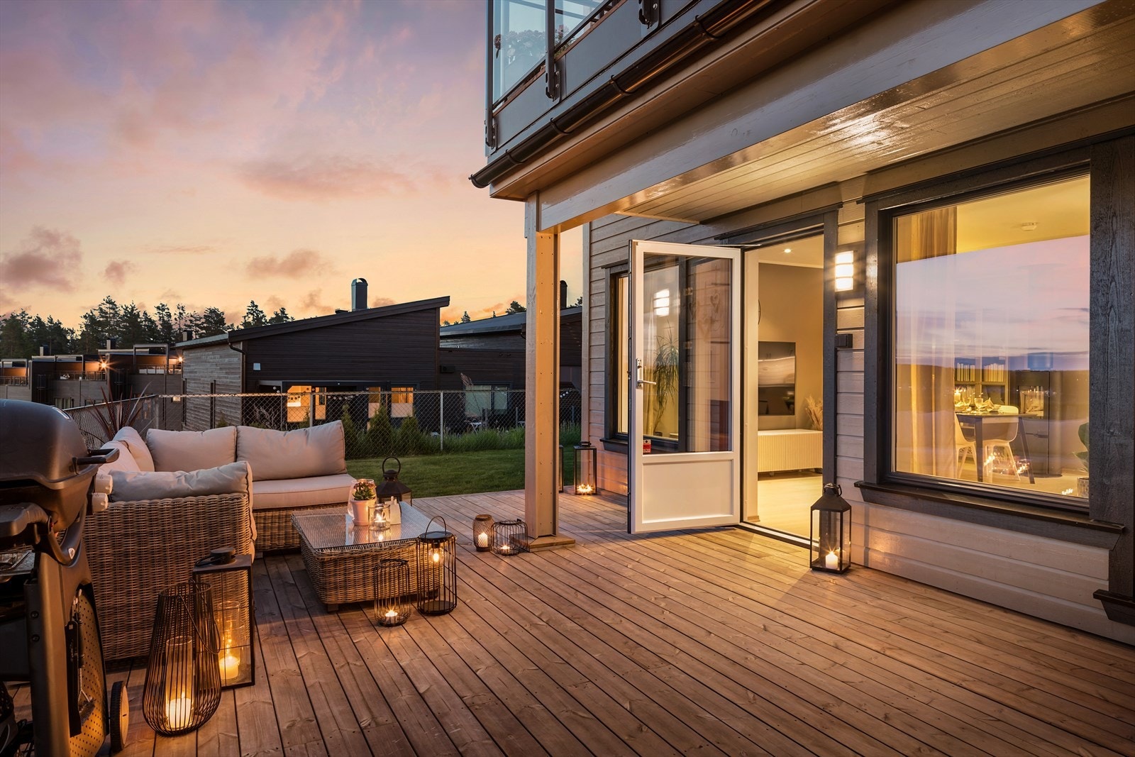 Terrassen har god plass til utemøbler og grill, og ligger i direkte tilknytning til hagen som strekker seg langs siden av boligen. Galleribilde