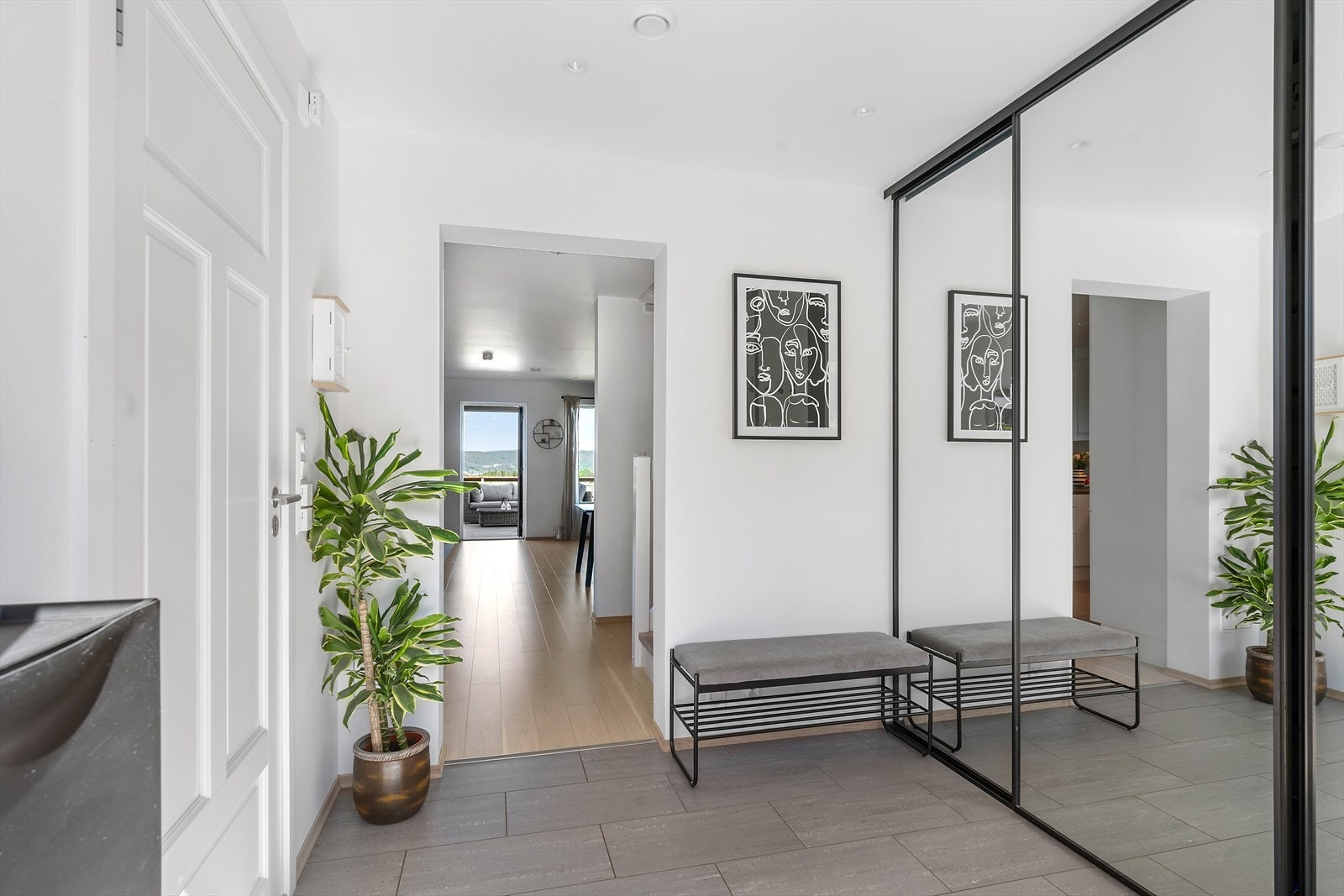 Her er det praktisk skyvedørsgarderobe med gode oppbevaringsmuligheter for yttertøy og sko. Galleribilde