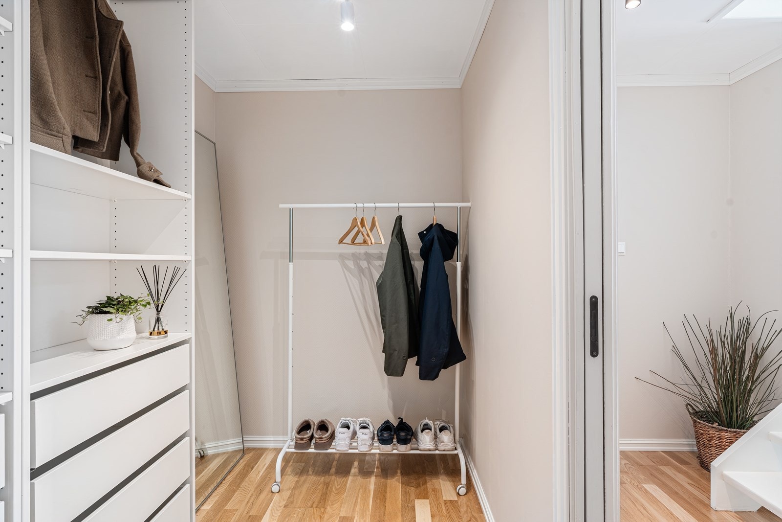 Det er også innredet med praktisk Walk-in garderobe i tilknytning til trappeløpet og vaskerommet. Galleribilde