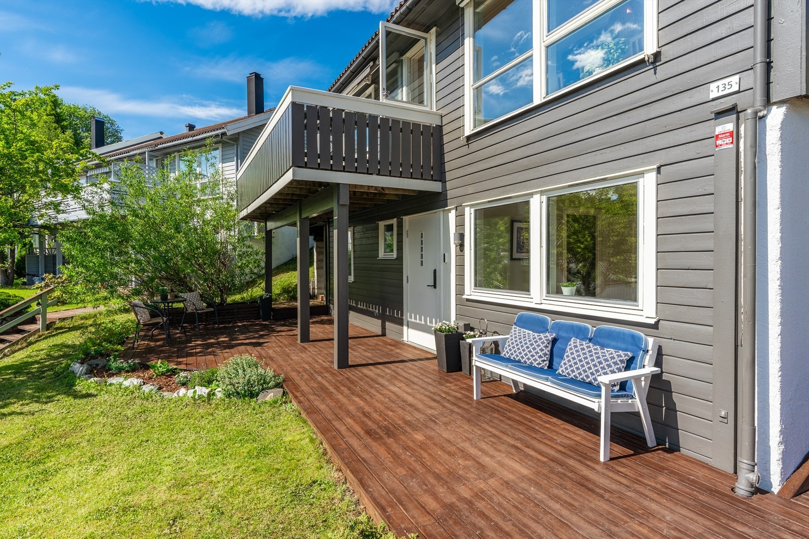 Ved inngangspartiet for du en delvis overbygget terrasse på totalt 64m². Galleribilde