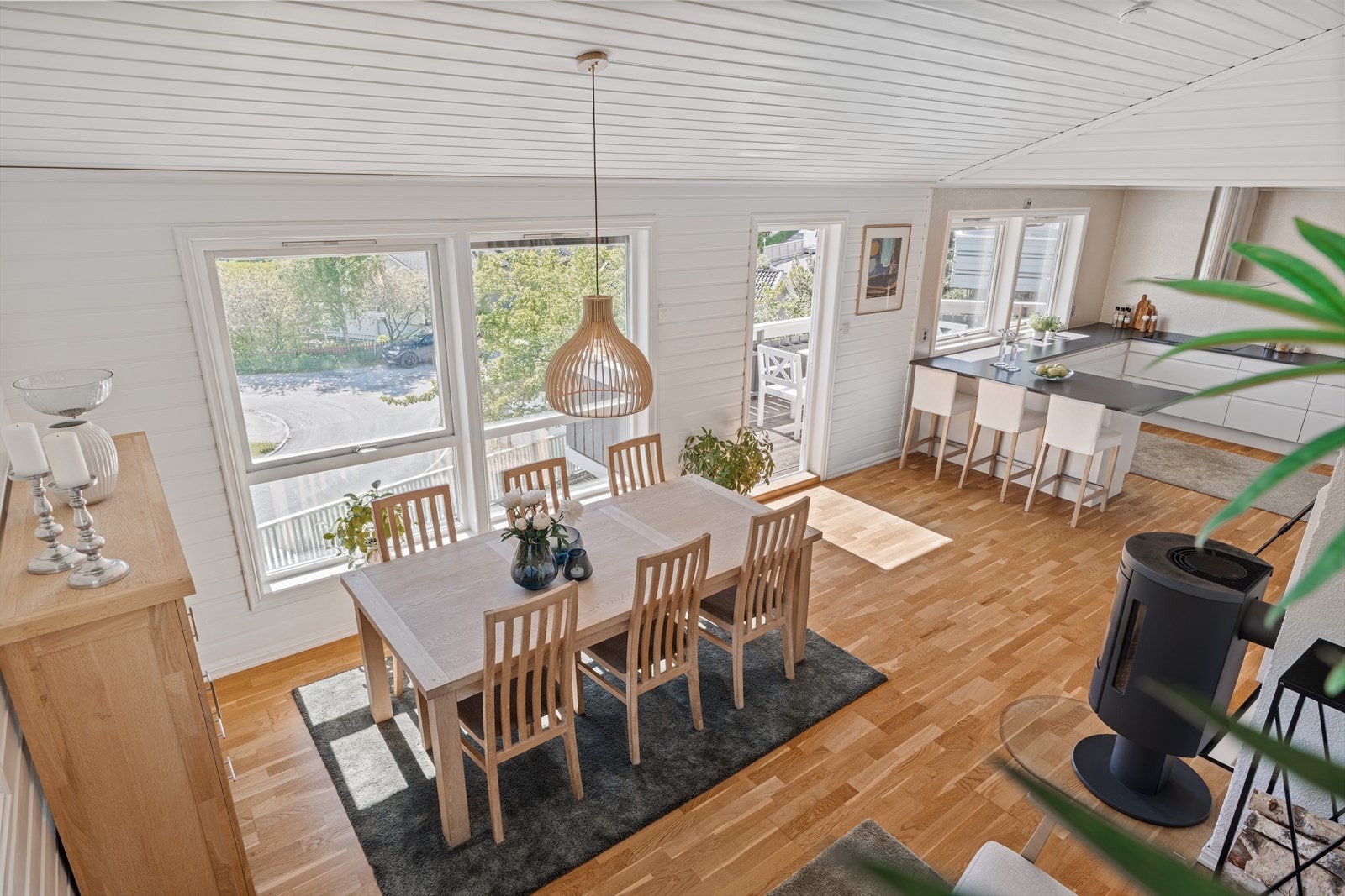 Velkommen inn! Boligens stue er over to plan på totalt 45m². Galleribilde