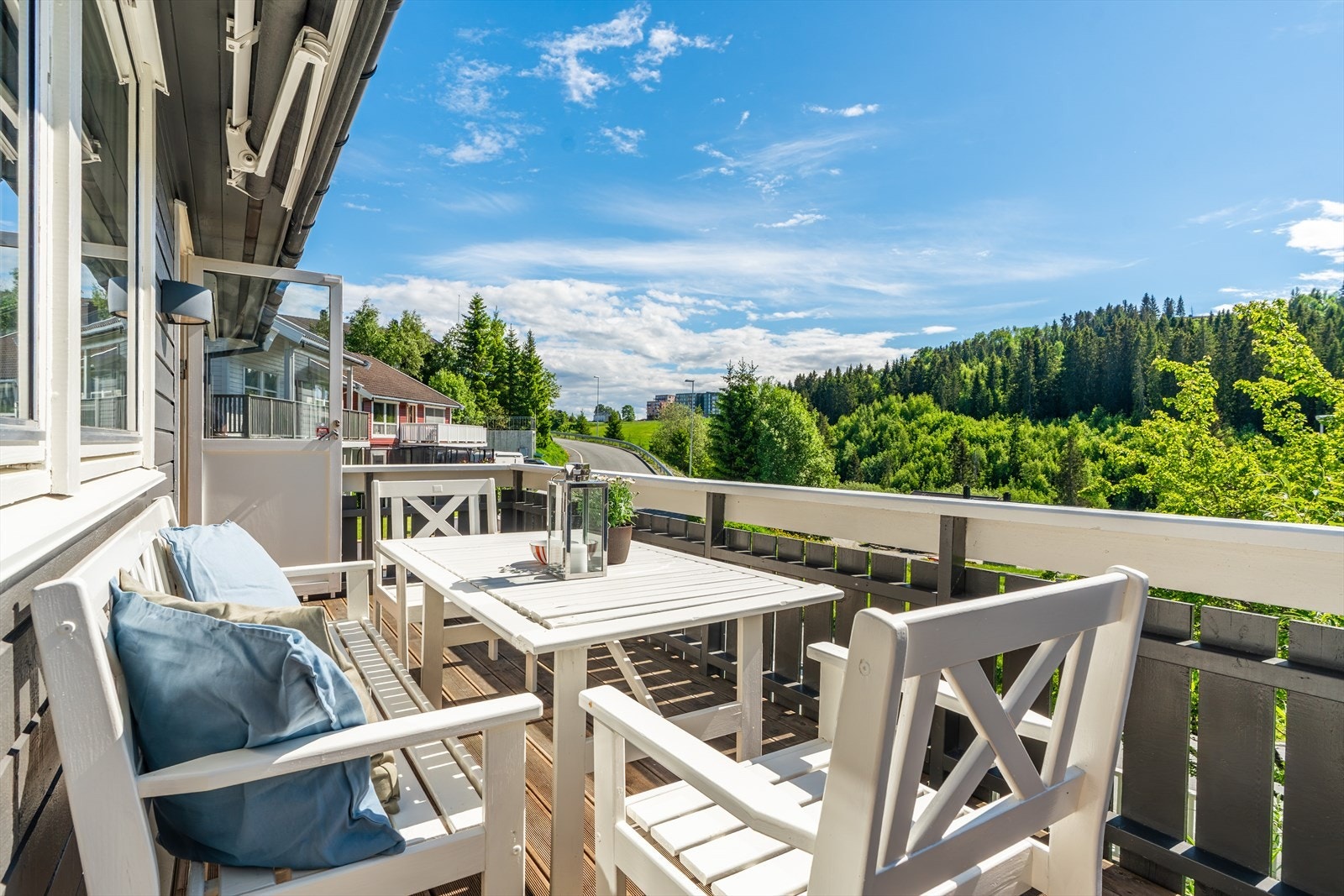 Her får du nydelige uteområder med gode sol - og utsiktsforhold. Eiendommen er vesentlig oppgradert det siste året og fremstår som velholdt. Galleribilde