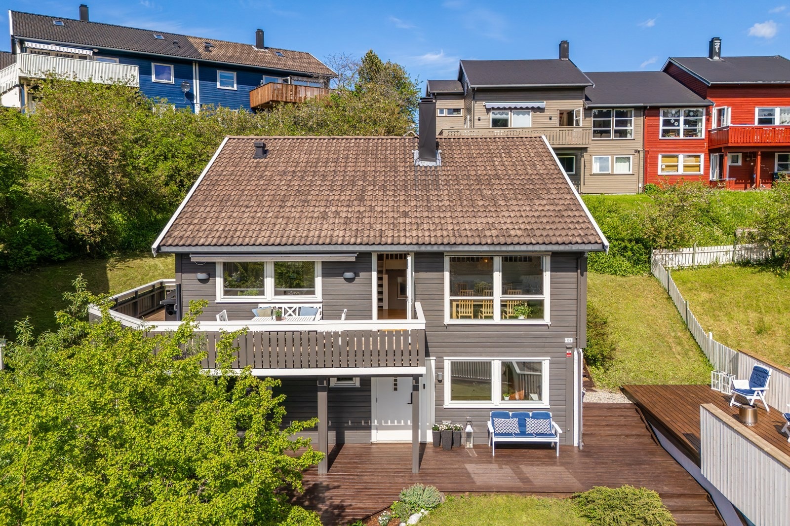Boligens uteområder er pent opparbeid og byr på totalt 86m² med balkong- og terrassearealer. Galleribilde