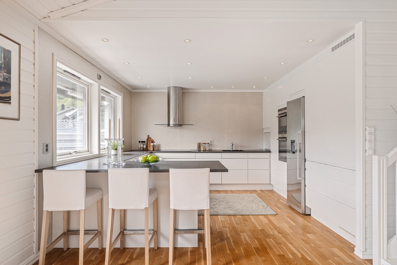 Kjøkkenet lyses opp av generøse vindusflater og downlights i himling. Galleribilde