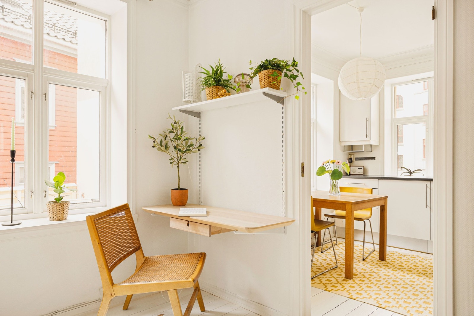 Det er innredet en liten plass i stuen til kontor. Galleribilde