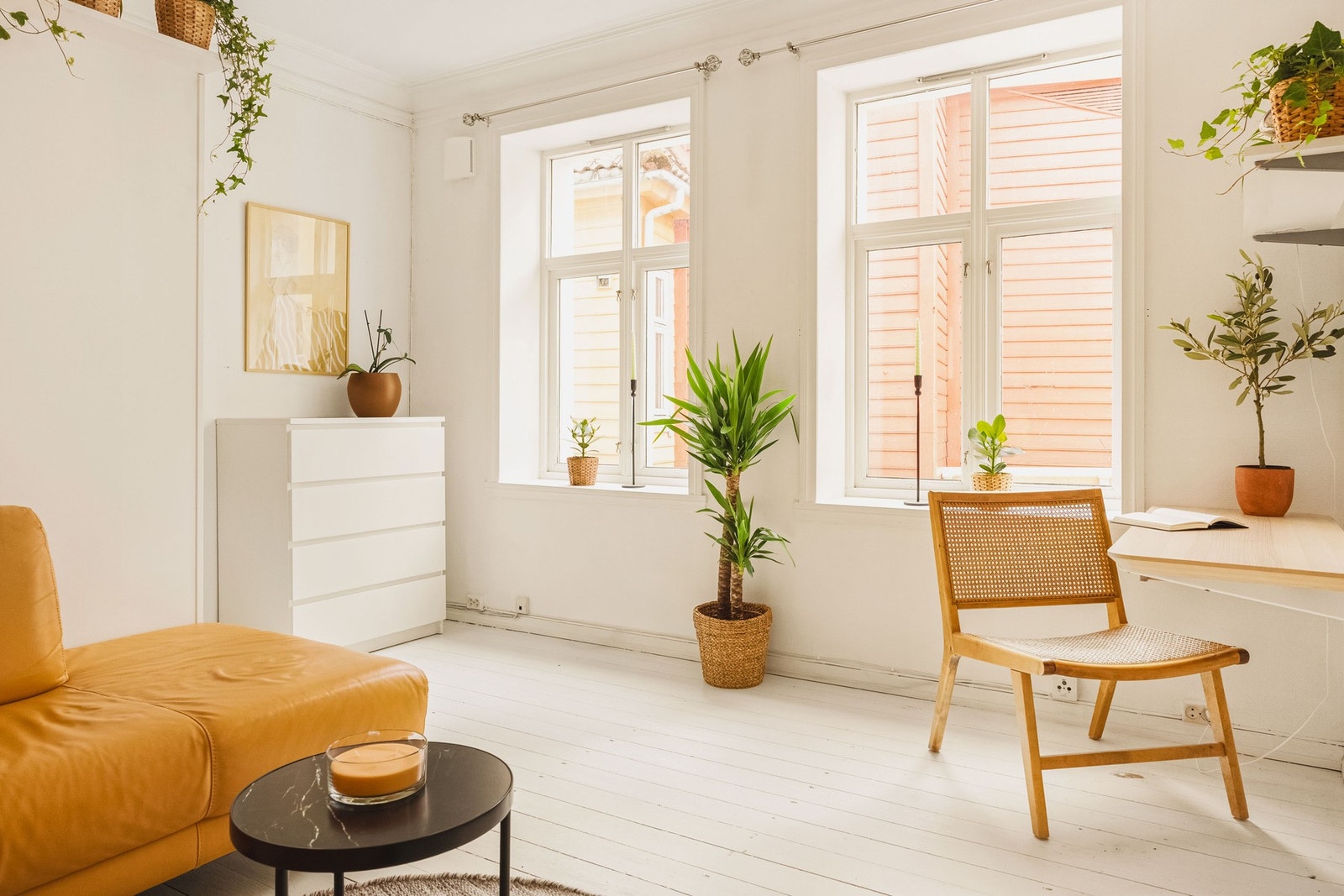 Store vindusflater som slipper inn rikelig med naturlig lys. Galleribilde