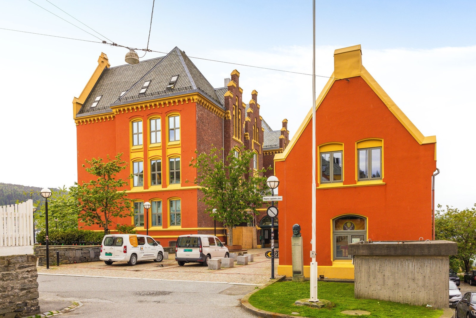 Det juridiske fakultetet ligger et steinkast unna boligen. Galleribilde