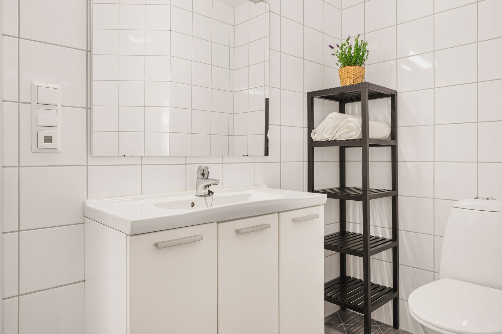 Av innredning finner man dusjhjørne, toalett, baderomsinnredning og opplegg for vaskemaskin. Galleribilde