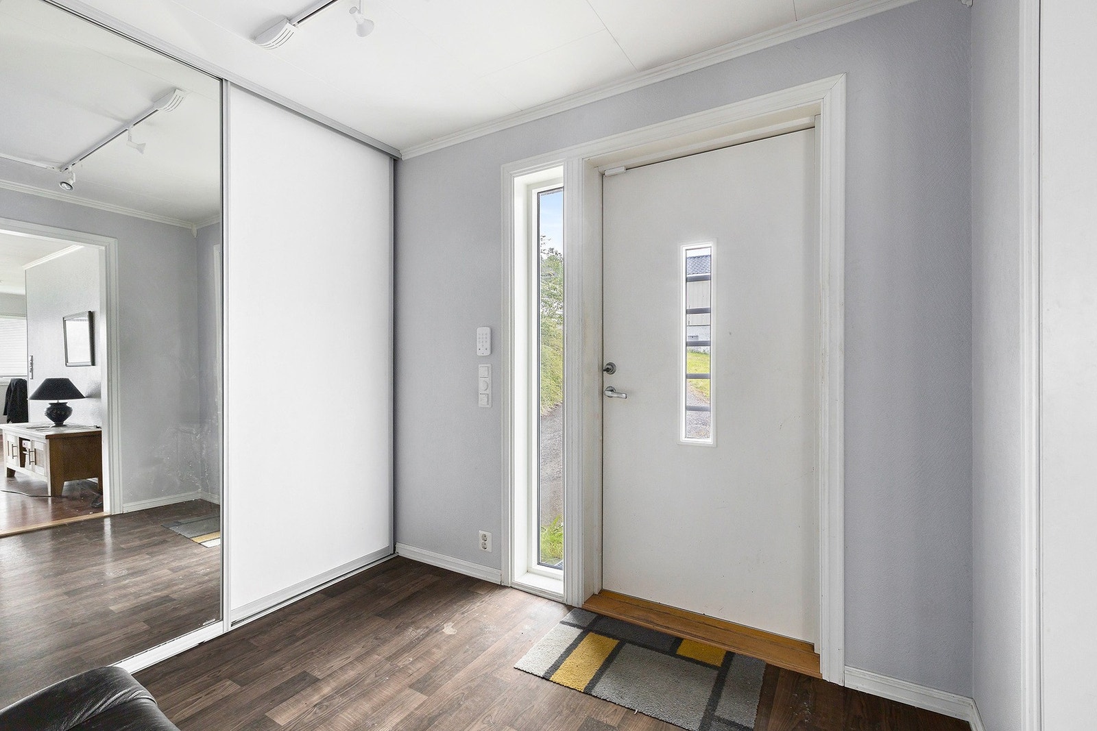 Velkommen! I entre er det plassert en praktisk skyvedørsgarderobe. Galleribilde