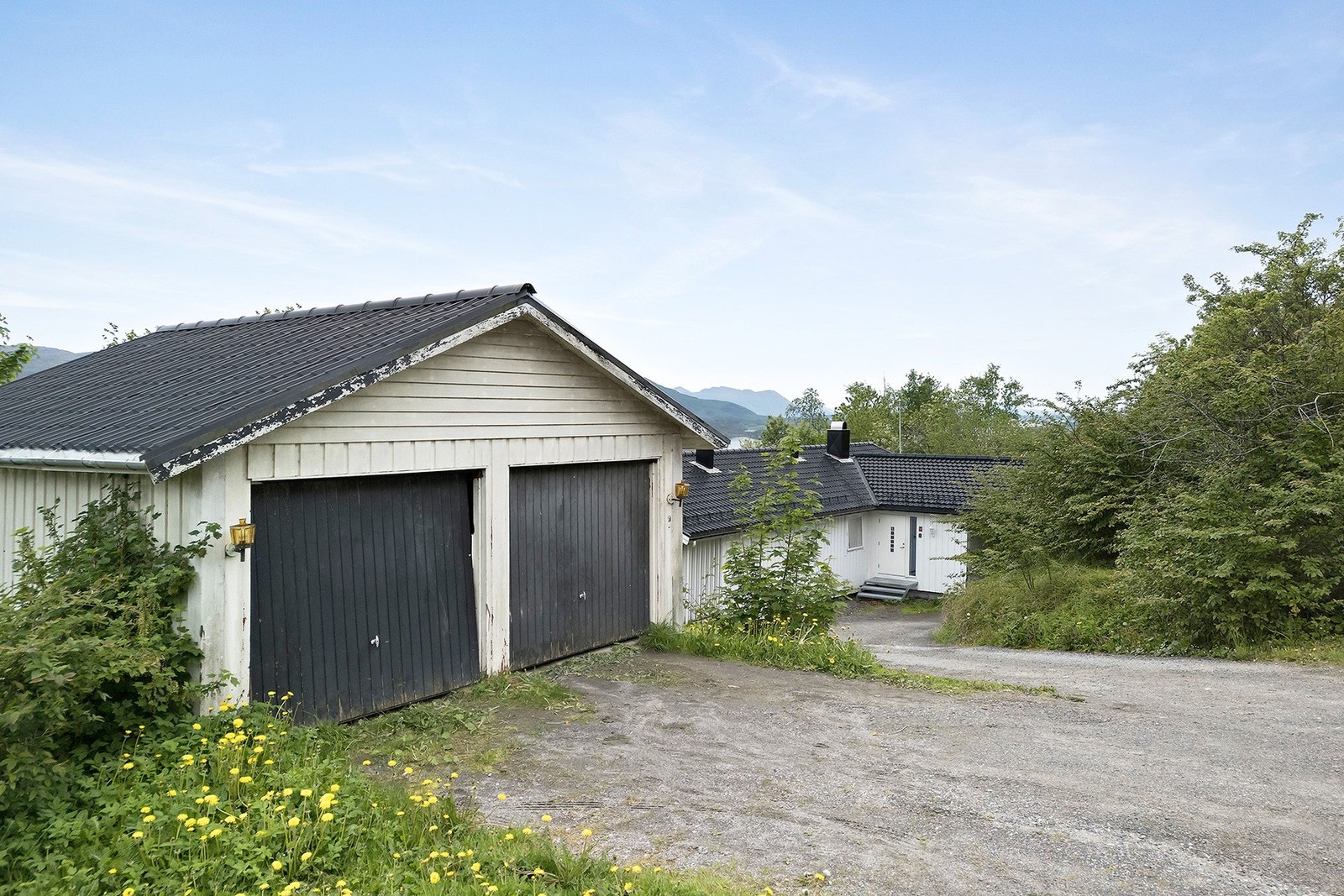Tilhørende dobbelgarasje med kjeller. Garasjen går over 2 plan og har et samlet areal på 59 m2. Galleribilde