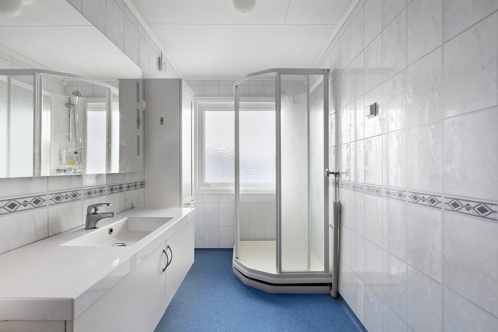 Bad i underetasjen er oppusset i 2005-2006. Badet har lyse farger og godt med skapplass. Galleribilde