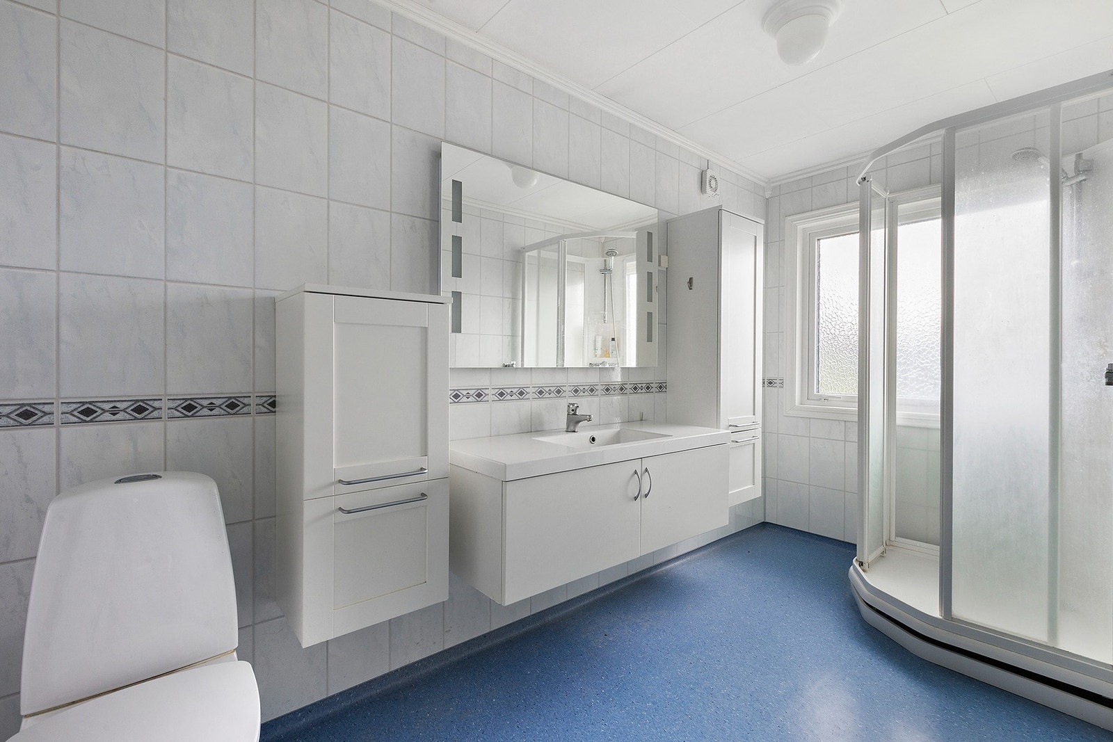Bad i 1. etasje er pusset opp i 2005-2006. Badet er av god størrelse. Galleribilde