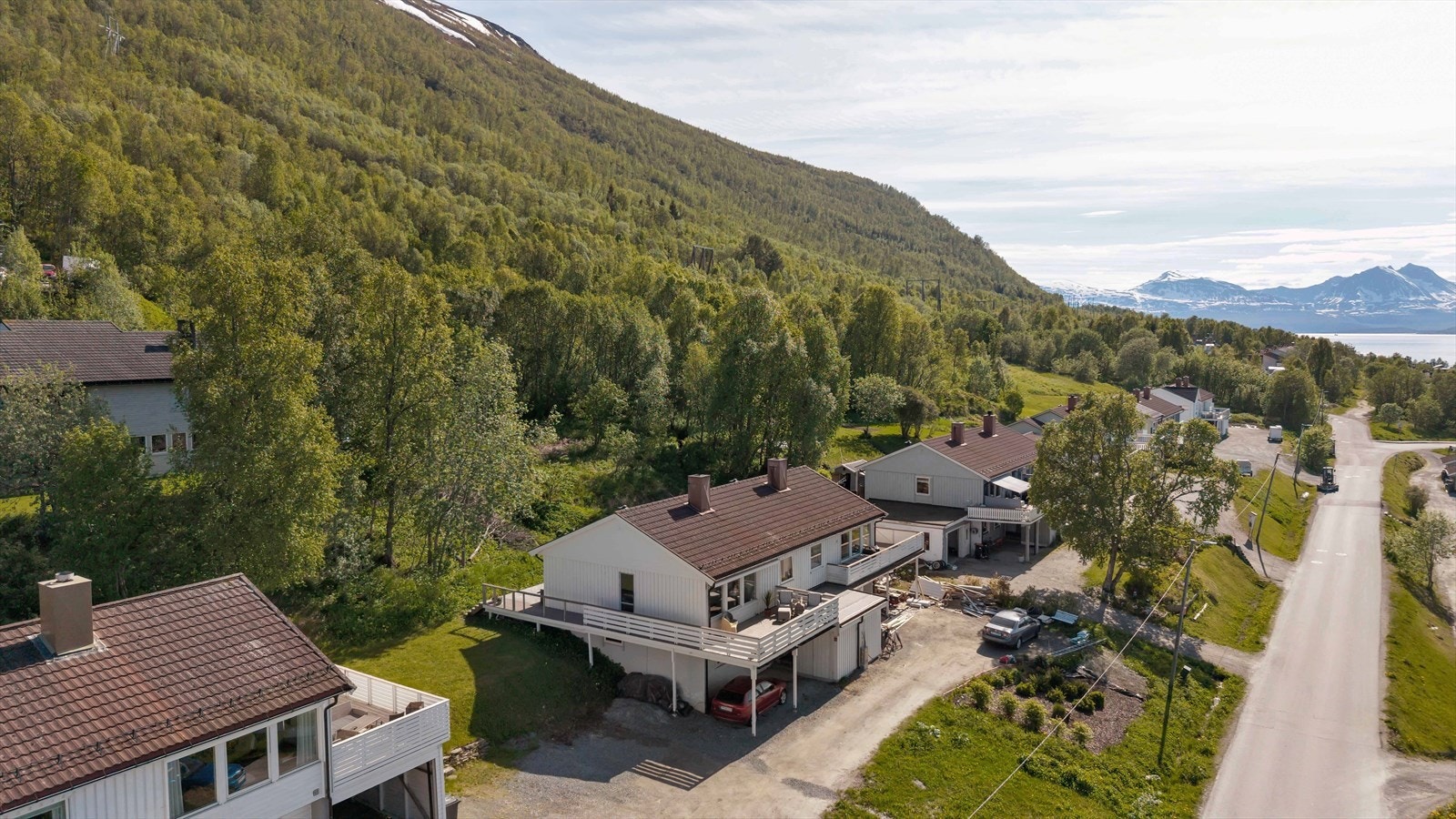 Dagligvarebutikk, skole, barnehage og øvrige servicetilbud finnes i kort avstand fra boligen Galleribilde