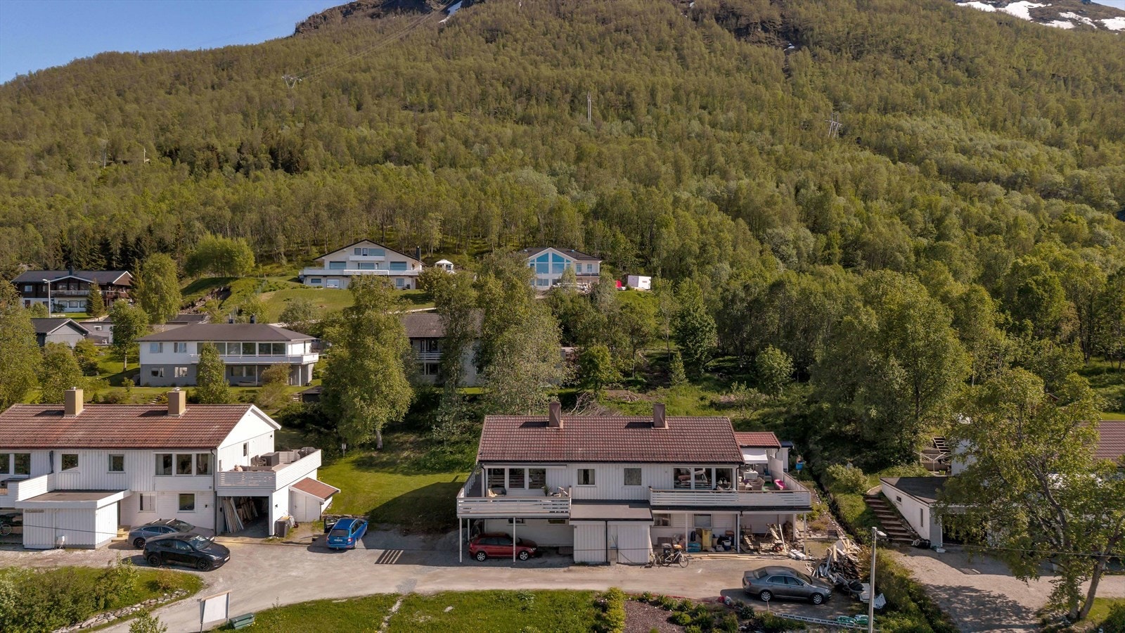 Fra boligen er det gangavstand til Fjellheisen og Ishavskatedralen, samt flotte tur- og rekreasjonsområder året rundt Galleribilde