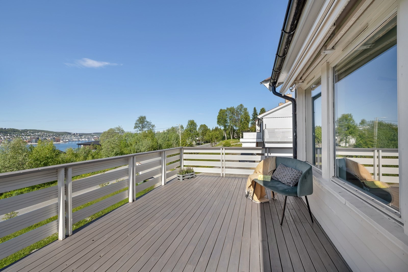 Eiendommen ligger høyt og fritt til med flotte utsiktsforhold mot Tromsøya, sundet og de omkringliggende fjellene Galleribilde