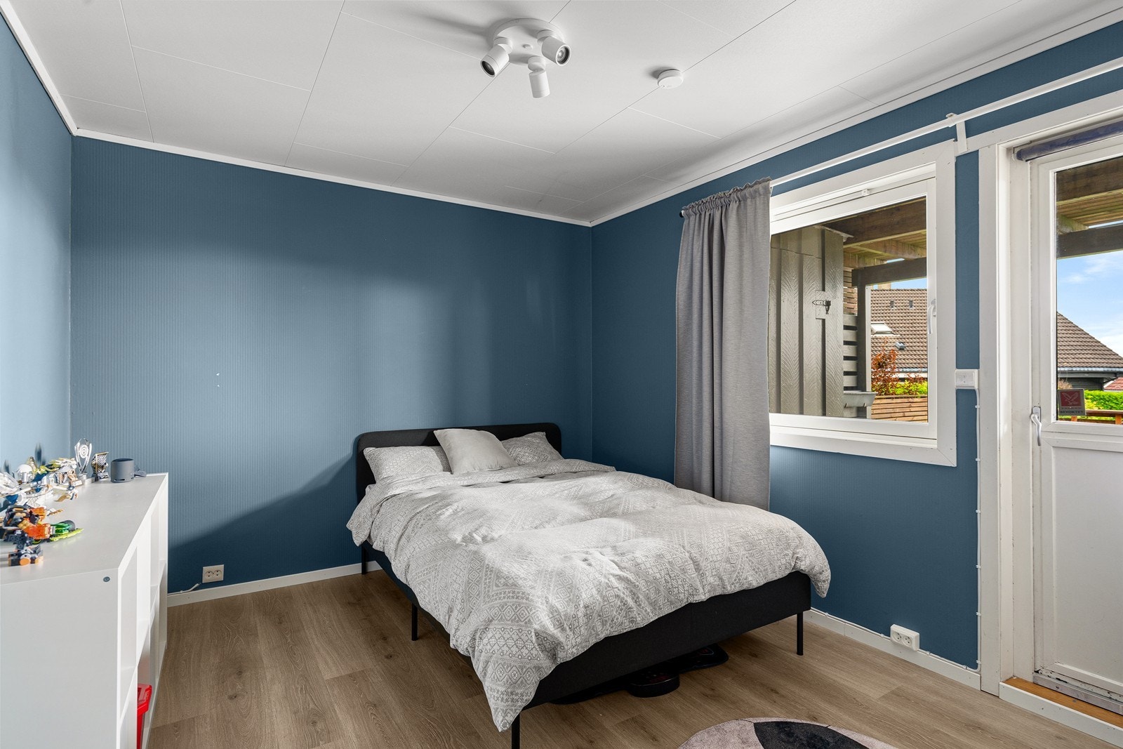 1. etg: Soverom 2 m/ utg til platting/ terrasse Galleribilde