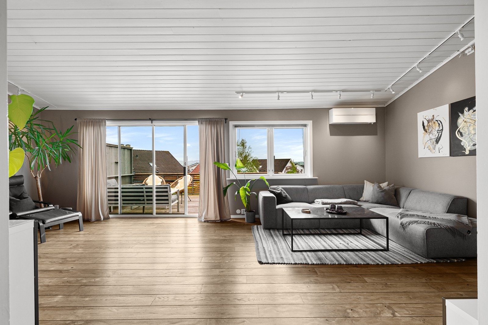 2. etg: Stue m/ utg til terrasse Galleribilde