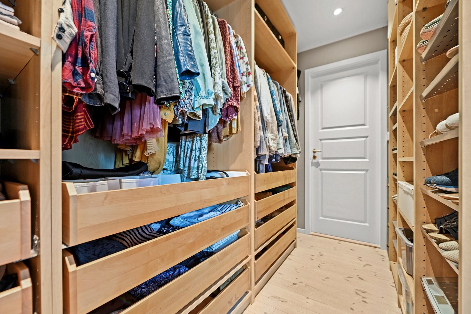 Garderobe med tilgang til vaskerommet. Galleribilde