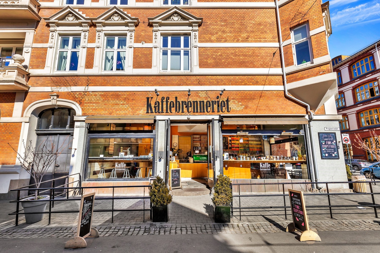 Flere kaféer samt hyggelige nisjebutikker i umiddelbar nærhet av leiligheten. Galleribilde