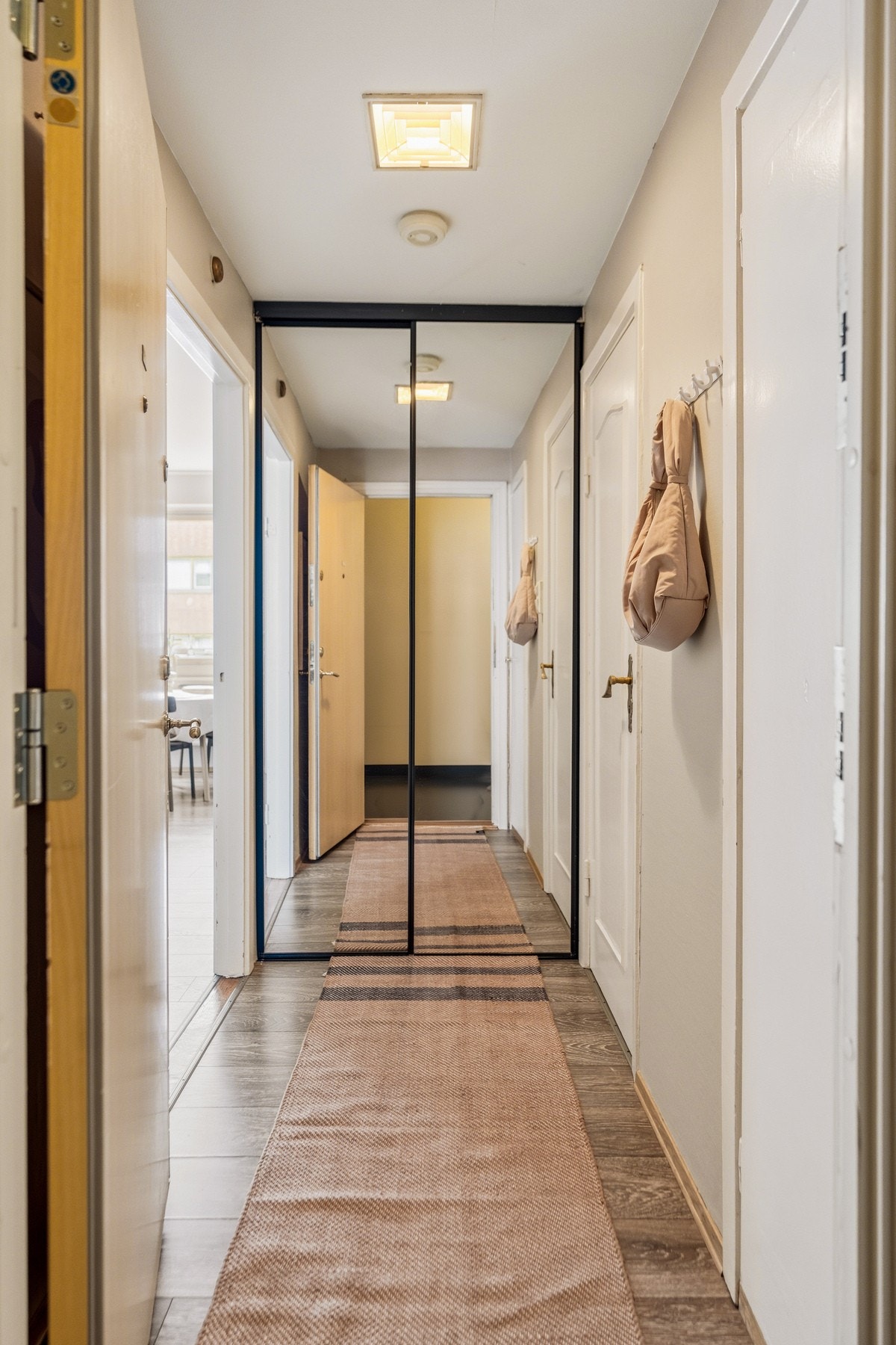 Entré med dyp skyvedørsgarderobe med speilfronter. Fra entréen er det adkomst til et romslig, praktisk kott med god dybde, ypperlig til ekstra oppbevaring. Galleribilde