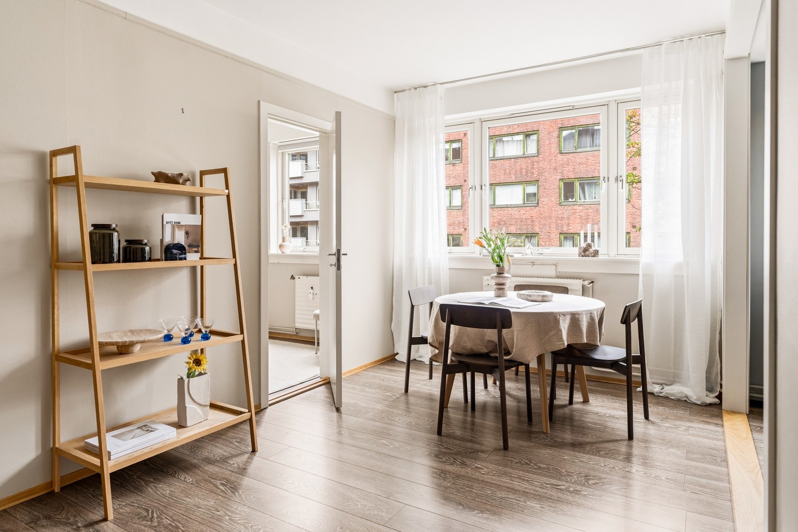 Flere, store vindusflater sørger for godt med naturlig lys, samt takhøyden på opptil 2,65m bidrar til en ekstra luftig og god romfølelse. Galleribilde