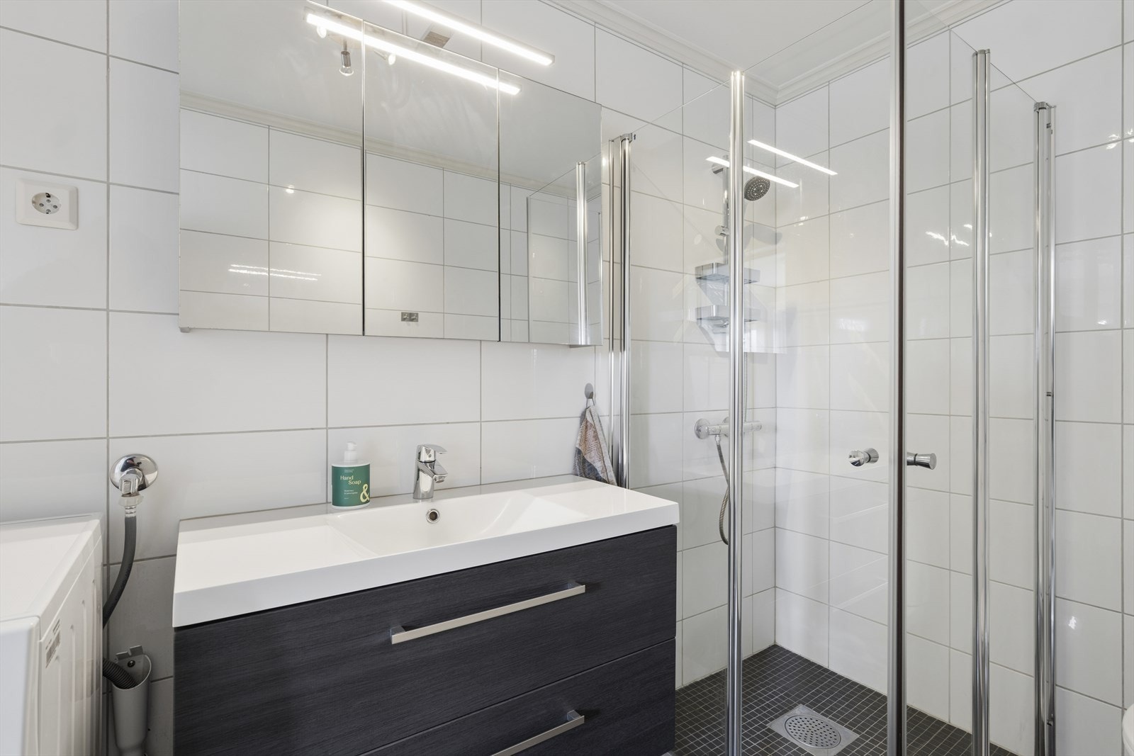 Badet med fliser på gulvet og veggene Galleribilde