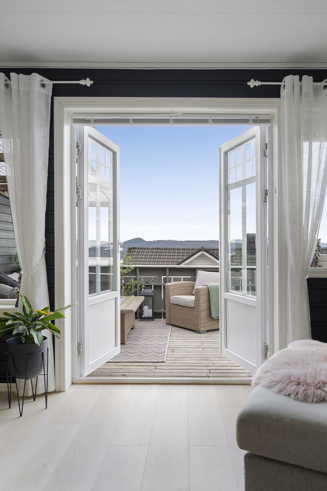 - Fra stua er det utgang til en romslig terrasse på 54 m² - Galleribilde