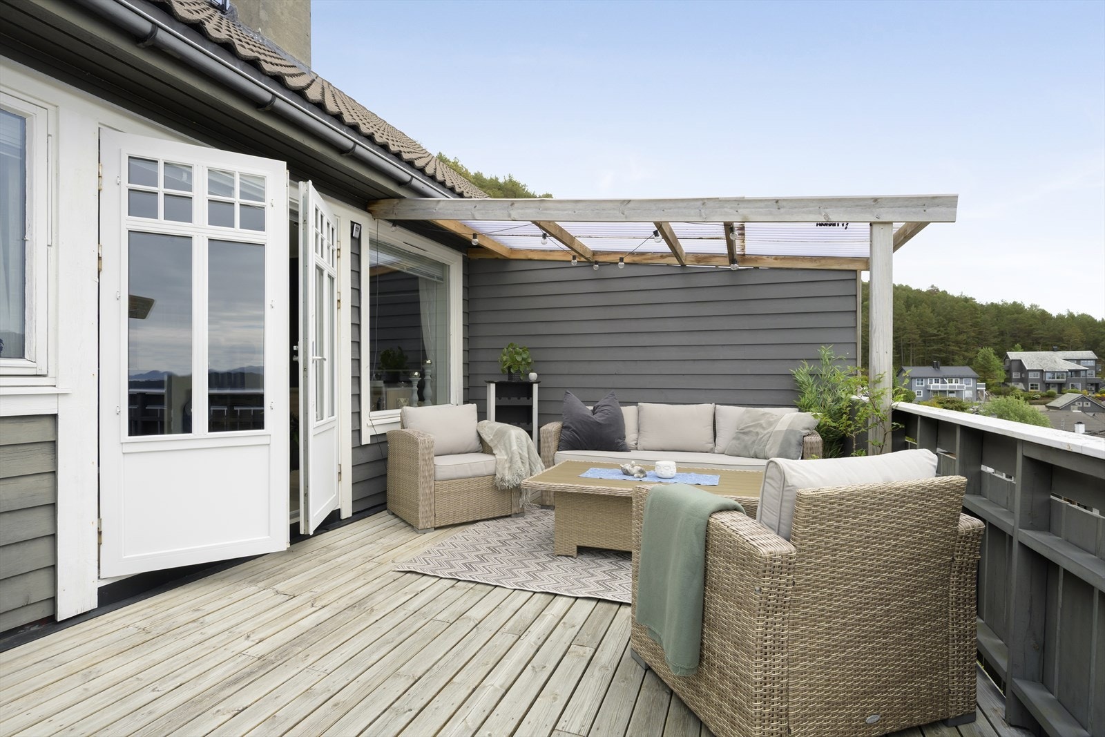 - Montert pergola og levegg mot nabo - Galleribilde