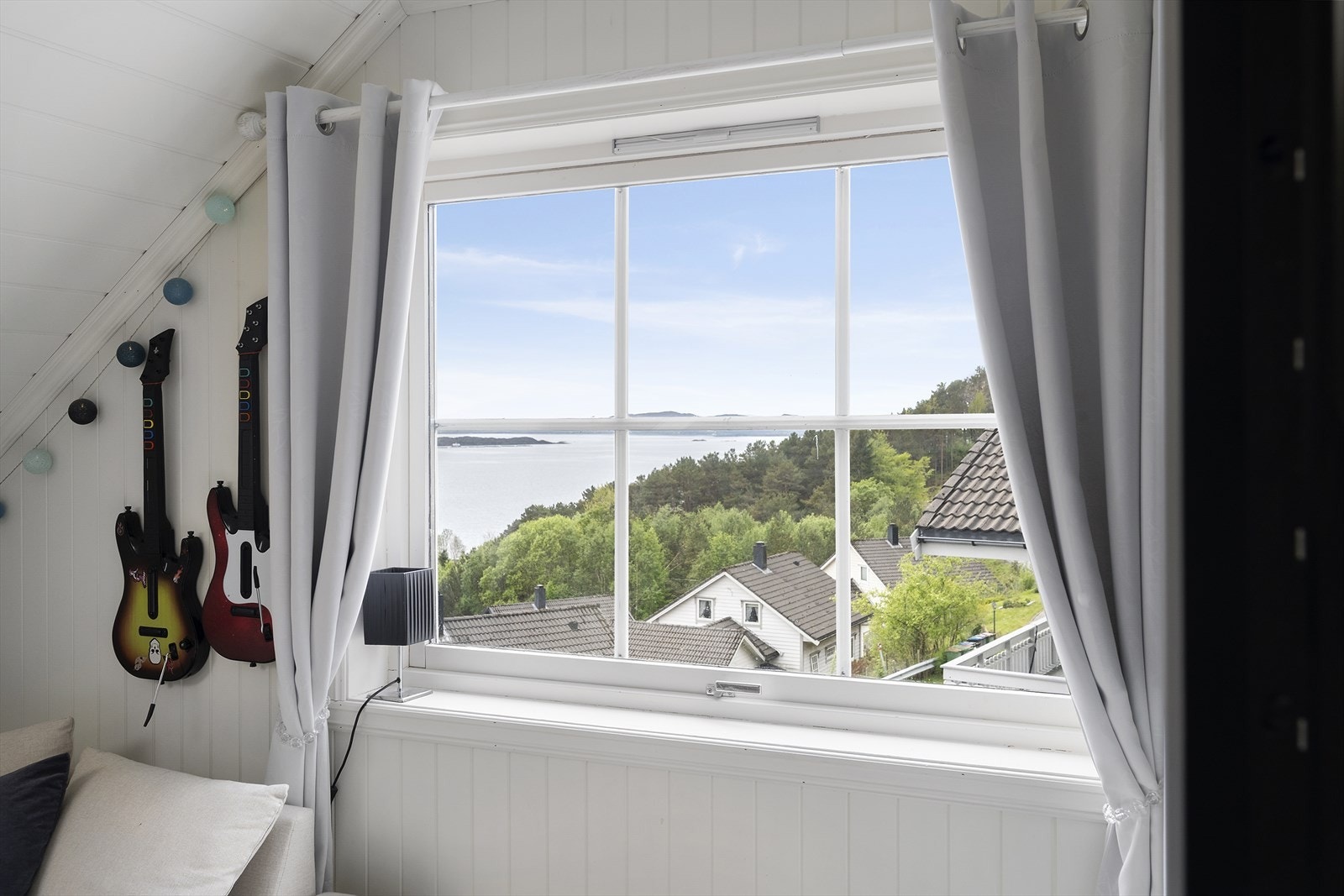 - Utsikt mot Solheimsfjorden og Askrova i bakgrunnen - Galleribilde