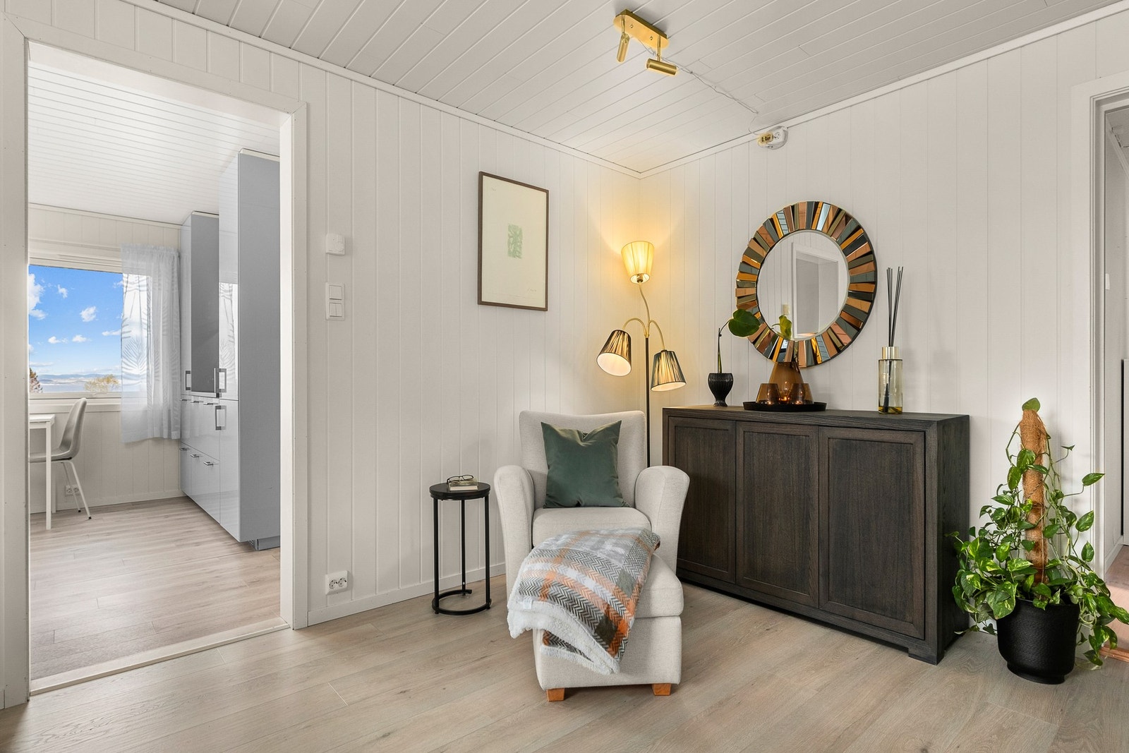 I boligen er det lagt vekt på inndeling av gode soner som har kontakt med hverandre, som igjen gir en funksjonell flyt. Galleribilde