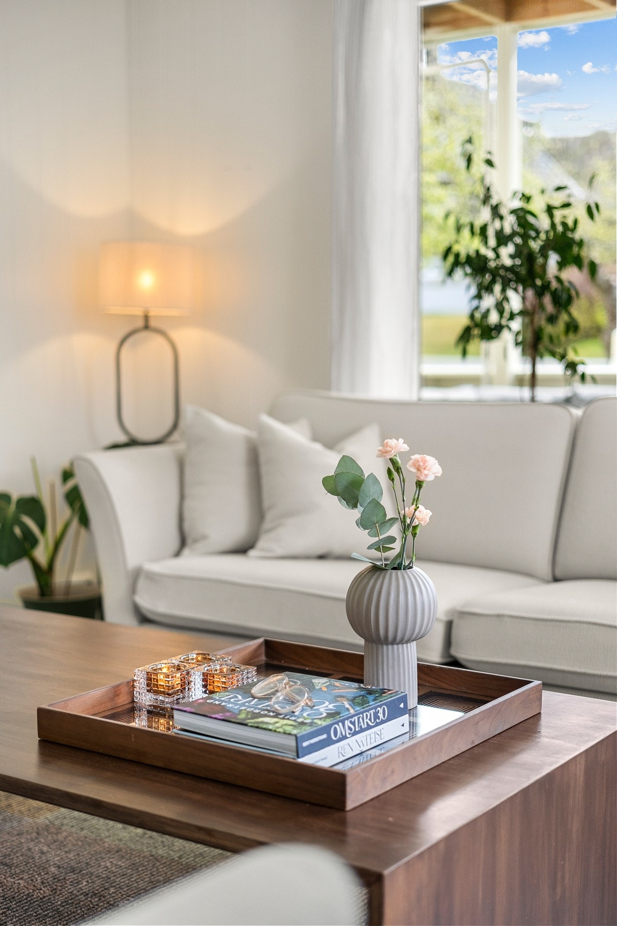 De store vindusflatene sikrer rikelig med naturlig lysinnslipp i rommet Galleribilde