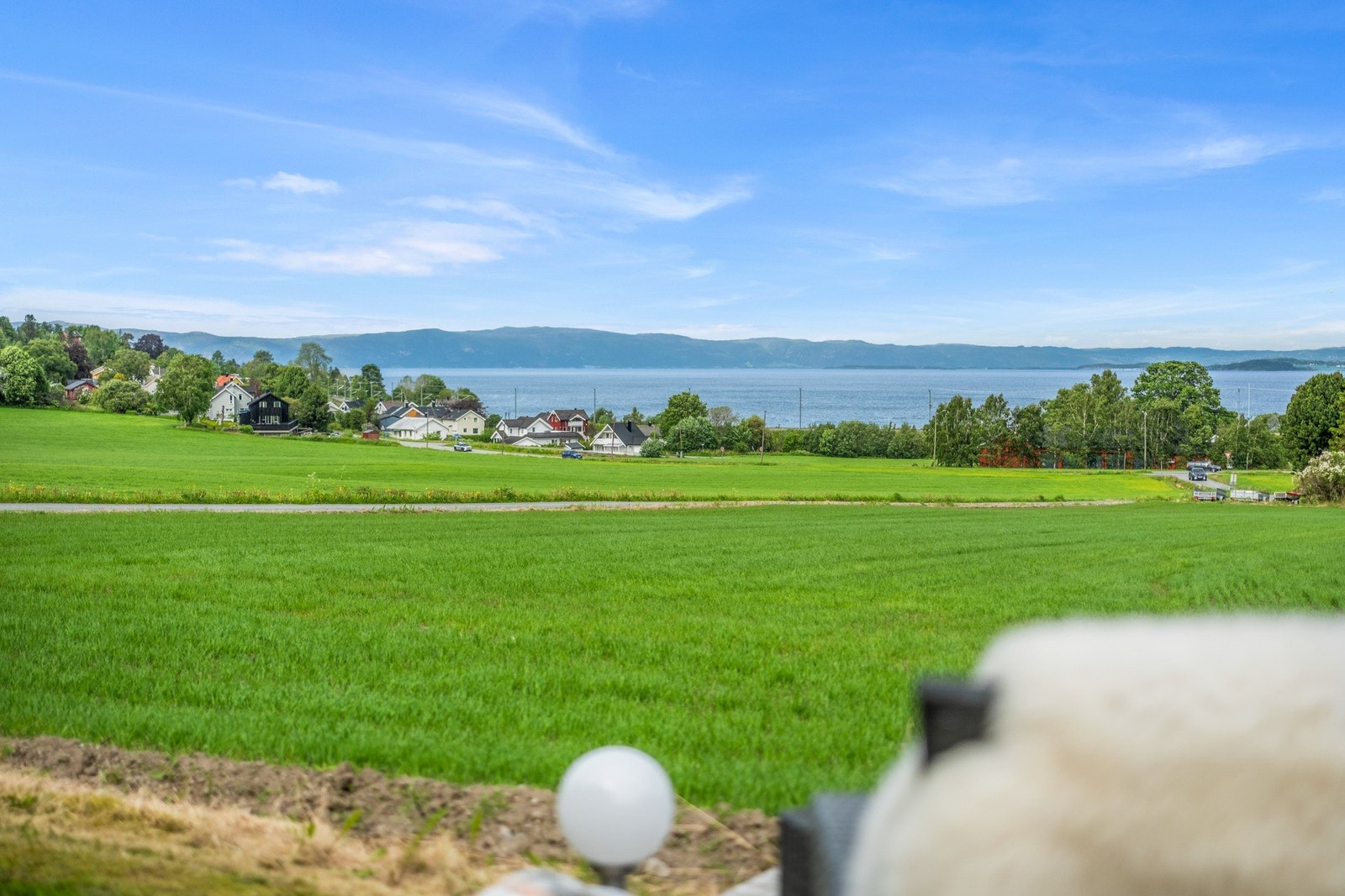 Flott fjordutsikt fra eiendommen samt svært gode solforhold på tomten. Galleribilde