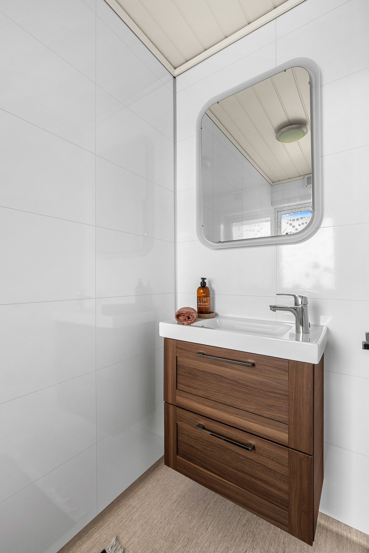 Boligen har også en egen WC med servantinnredning og gulvmontert klosett. Galleribilde