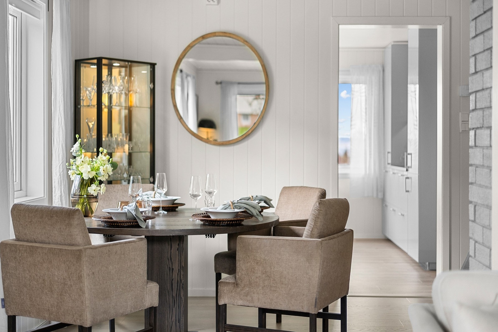 Her er det god plass til et stort spisebord hvor både familie og venner kan samles under sosiale sammenkomster. Galleribilde