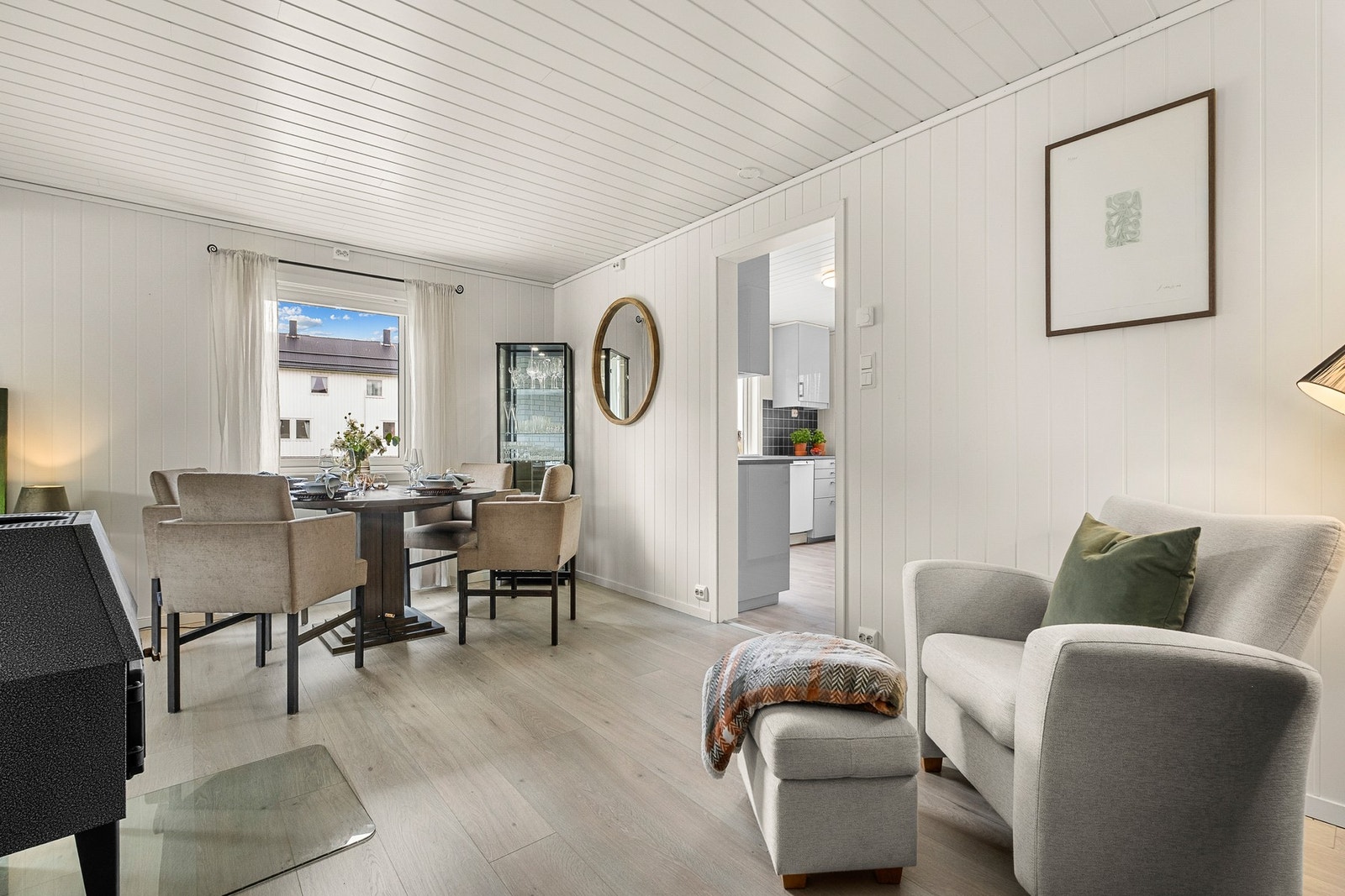 Boligen oppleves som åpen, lys, luftig og med en svært funksjonell planløsning. Galleribilde