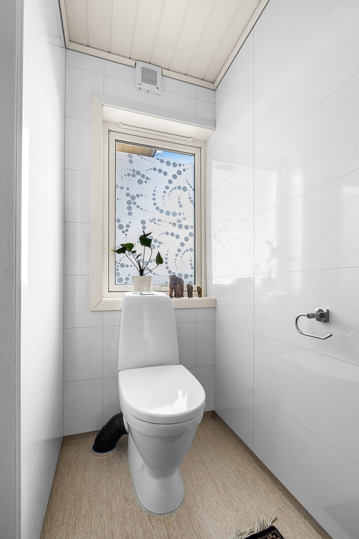Boligen har også en egen WC med servantinnredning og gulvmontert klosett. Galleribilde