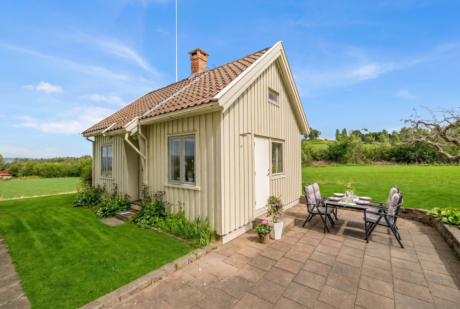 Eiendommen har svært gode muligheter til å danne ditt eget uteparadis. Galleribilde