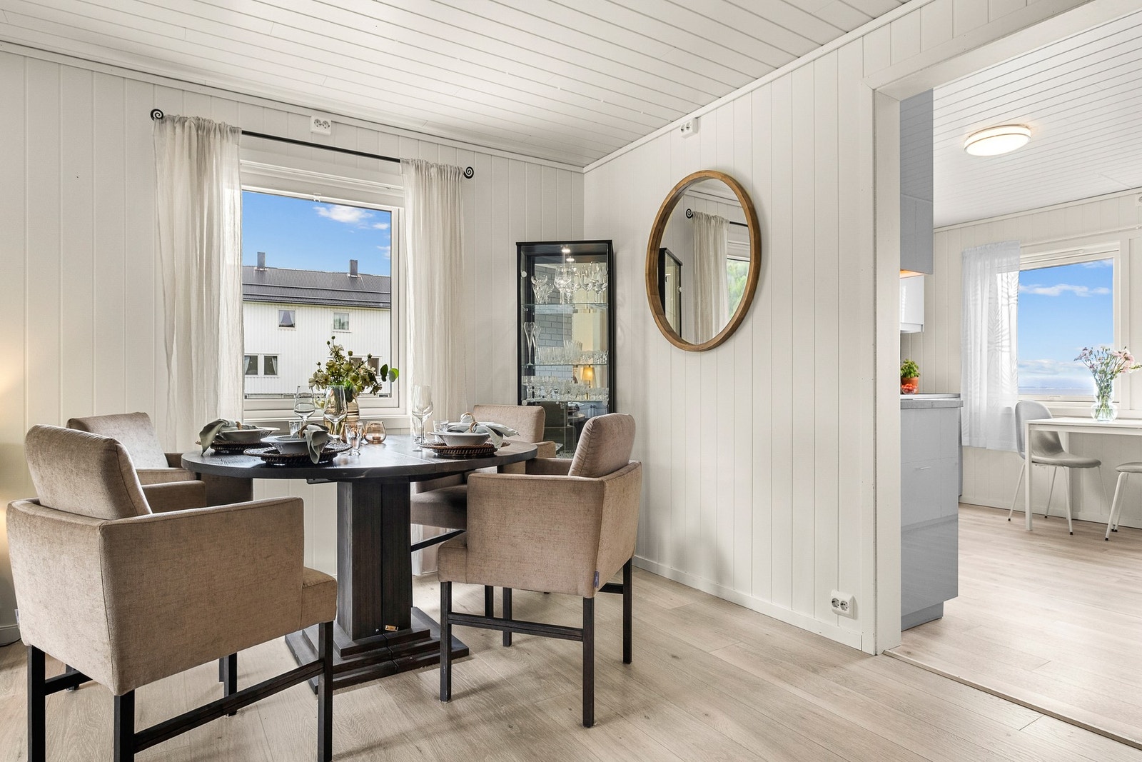 Gjennomgående store vindusflater slipper det fine lyset inn i rommene. Galleribilde